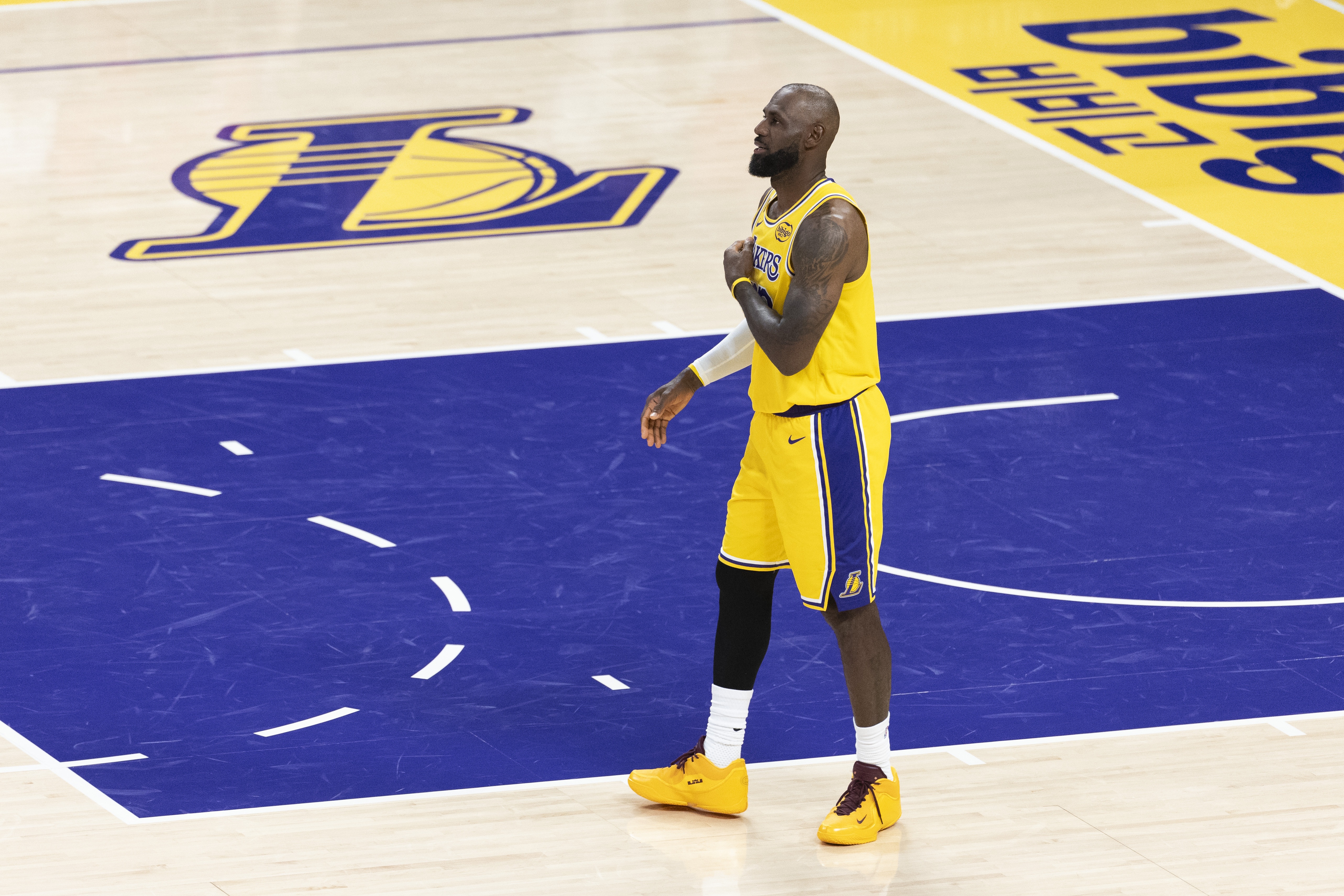 mk体育官网-Shams：詹姆斯本人&amp;联盟感觉他会再打一年 湖人表现影响他的未来